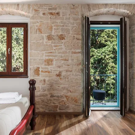 Old Town Nona Apartment With Balcony, Garden & Free Parking Apartament Pula